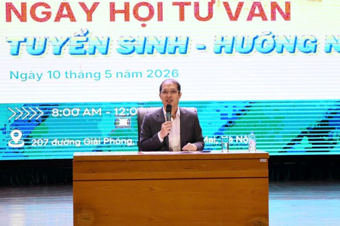 TS. Lê Anh Đức, Trưởng phòng Quản lý Đào tạo, Đại học Kinh tế Quốc dân trực tiếp giải đáp những thắc mắc của phụ huynh, học sinh về kỳ thi tuyển sinh Đại học chính quy năm 2026. Ảnh: Việt Đức