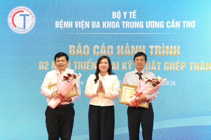 Đại diện lãnh đạo UBND TP. Càn Thơ tặng hoa chúc mừng Bệnh viện