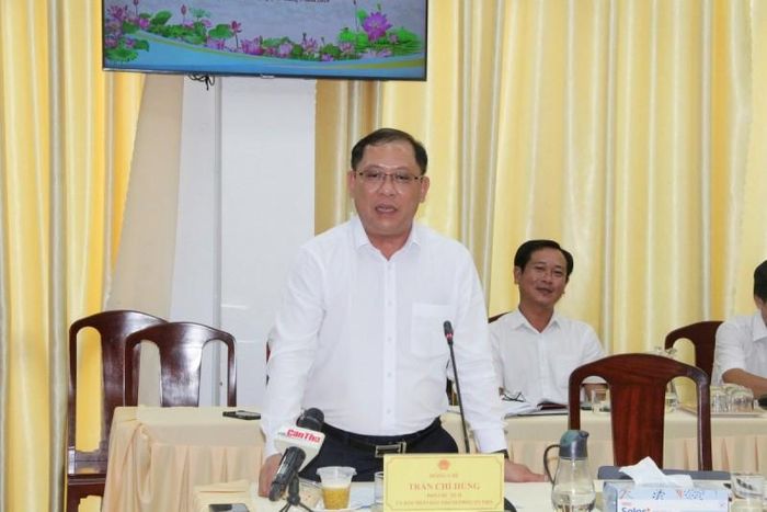 Phó Chủ tịch UBND TP Cần Thơ Trần Chí Hùng báo cáo tại hội nghị. Ảnh: VGP.
