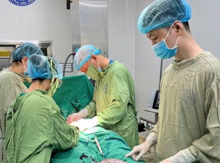 Các bác sĩ đang phẫu thuật lấy khối u buồng trứng khổng lồ cho bé gái.
