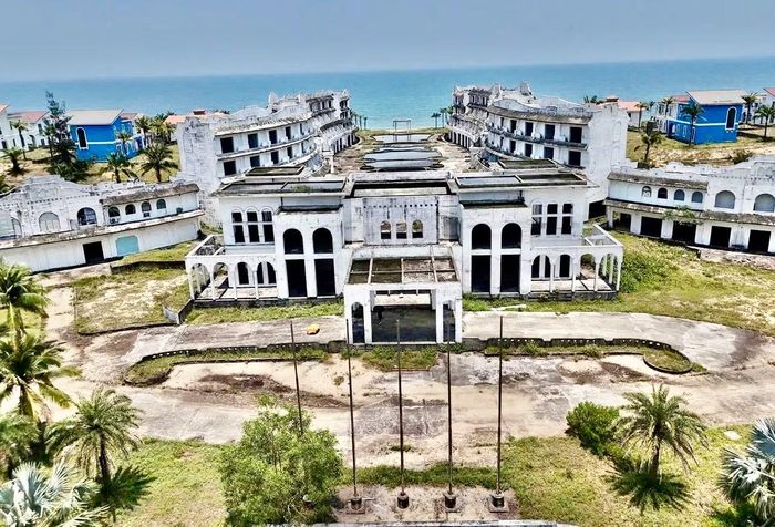 Nhiều khối nhà biệt thự nằm sát biển của Dự án khu nghỉ dưỡng Địa Trung Hải - Huế bỏ hoang nhiều năm nay.
