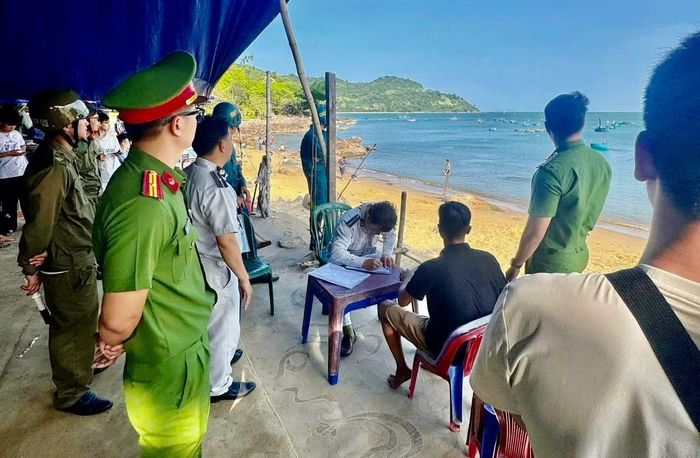 Lực lượng Công an phường Sơn Trà - Đà Nẵng phối hợp các ngành chức năng ra quân xử lý tình trạng hàng quán tự phát lấn chiếm khu vực ven biển bán đảo Sơn Trà.