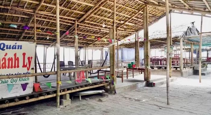 Bãi tắm biển Gio Hải, xã Cửa Việt - Quảng Trị luôn trong tình trạng vắng hoe. 