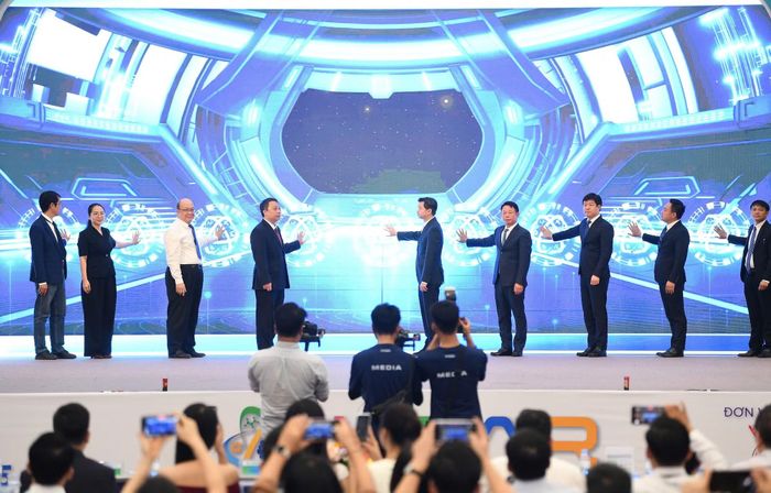 Các đại biểu thực hiện nghi thức khai mạc vòng chung kết cuộc thi.
