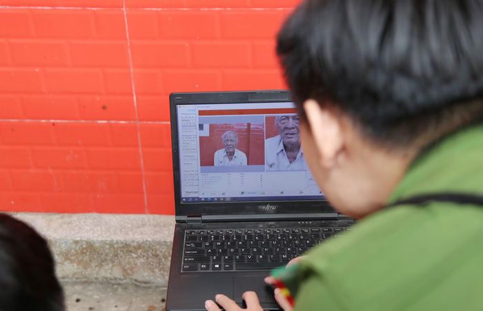 Công an phường Phú Lợi (TP Cần Thơ) đến chùa Phật Học 2 làm thủ tục cấp căn cước cho ông Nguyên. 