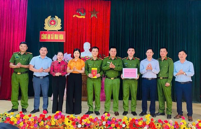 Khen thưởng Công an xã Mai Hoa đã phối hợp, triệt xóa thành công đường dây ma túy trên địa bàn.