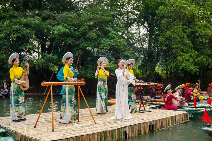Các tiết mục biểu diễn nghệ thuật được biên dựng riêng, lấy cảm hứng từ Khởi nguyên đến Dòng chảy Tràng An. Tất cả đang dần được kết nối thành một mạch kể xuyên suốt, vừa thiêng liêng vừa giàu cảm xúc.
