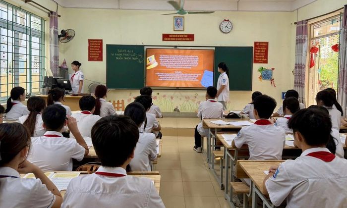 Học sinh khối 9 cùng nhau trao đổi, ôn luyện kiến thức chuẩn bị cho Kỳ thi tuyển sinh lớp 10 THPT năm học 2026 - 2027.