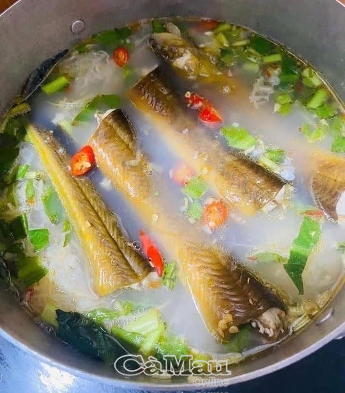 Lươn cắt khúc luộc chua mẻ, chấm cùng nước mắm nhĩ đậm đà.