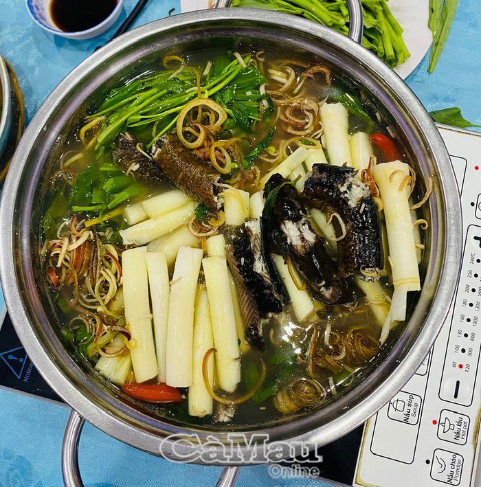 Lươn nấu chua mẻ ăn kèm bồn bồn tươi, có vị thanh ngọt đặc trưng.