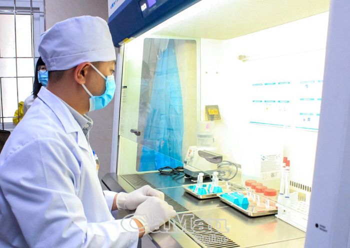 Khoa Xét nghiệm của Bệnh viện Ða khoa Cà Mau được đầu tư, đáp ứng 15 yêu cầu về quản lý và 8 yêu cầu về kỹ thuật trong xét nghiệm.