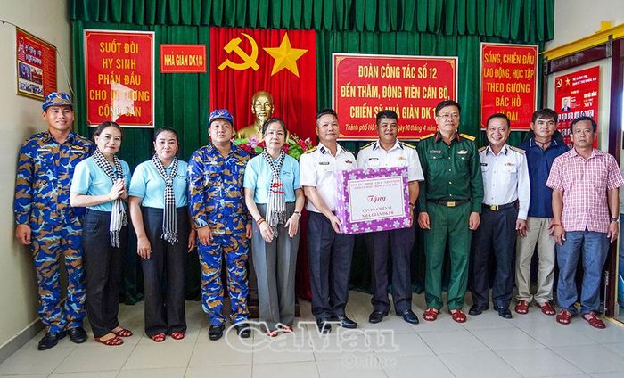  Những phần quà từ đất liền của đoàn công tác gửi đến các chiến sĩ trên Nhà giàn DK1/8 với những lời chúc tốt đẹp nhất.
