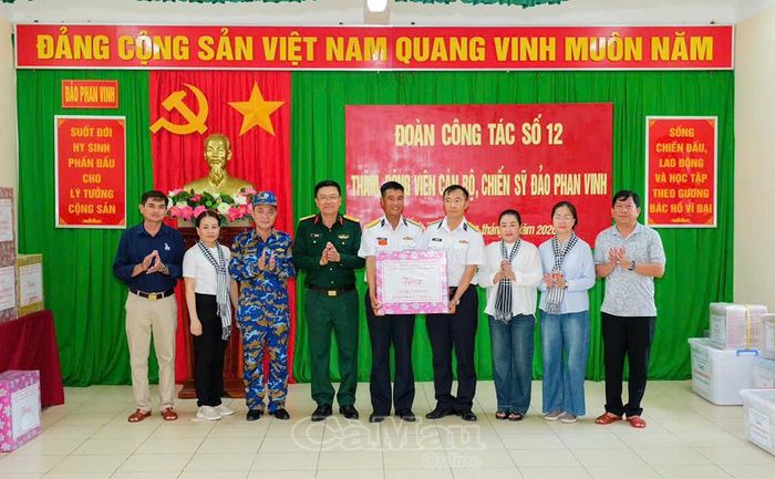 Đoàn công tác tỉnh Cà Mau đến thăm, động viên và tặng quà cán bộ, chiến sĩ đang làm nhiệm vụ tại đảo Phan Vinh.