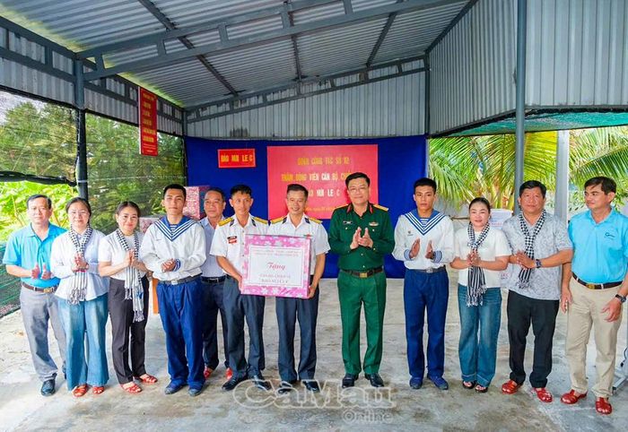  Đoàn công tác tỉnh Cà Mau trao tặng nhiều phần quà ý nghĩa đến cán bộ, chiến sĩ đang công tác tại đảo Đá Le C.