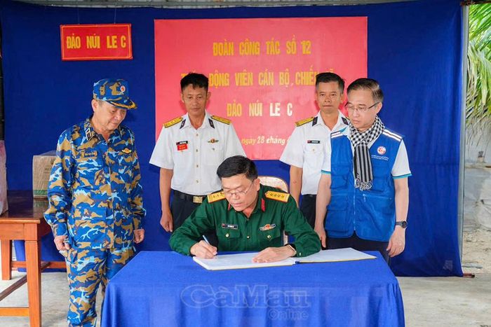 Đạ tá Võ Thành Lê ghi sổ lưu niệm tại chuyến thăm đảo Đá Le C, quần đảo Trường Sa.