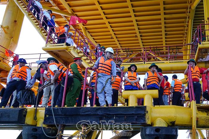 Đoàn công tác số 12 thăm các chiến sĩ Nhà giàn DK1/8.