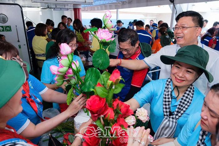Các thành viên đoàn Cà Mau tham gia giao lưu văn nghệ và hội thi cắm hoa trong chuỗi hoạt động của đoàn công tác.