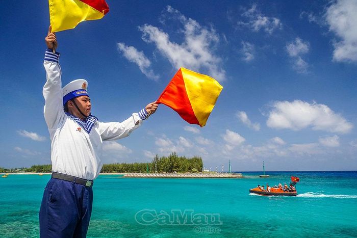 Đoàn công tác đến thăm đảo Sinh Tồn.
