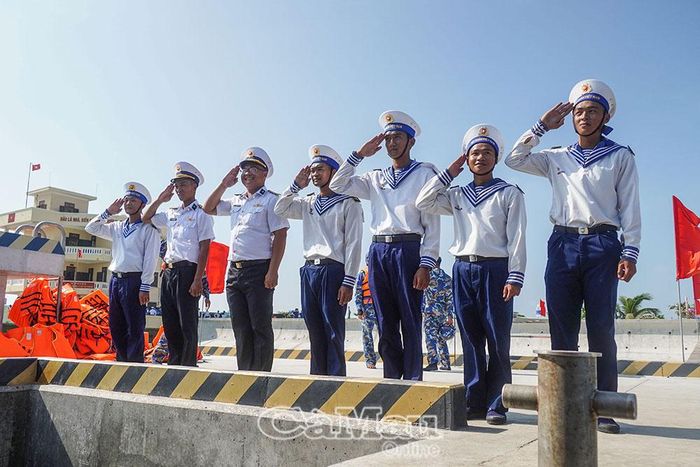 Cán bộ, chiến sĩ đảo Đá Lớn B chào tạm biệt Đoàn công tác số 12 rời đảo. 