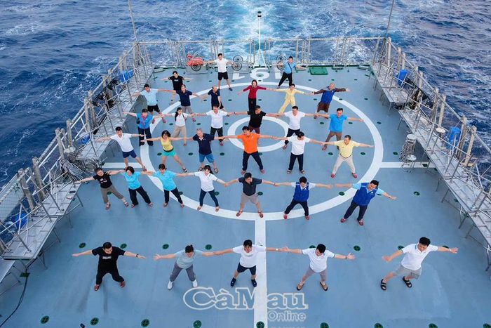 Đoàn công tác số 12 tham gia chương trình thể dục buổi sáng trên tàu KN-491 trong hành trình đến với quần đảo Trường Sa. 
