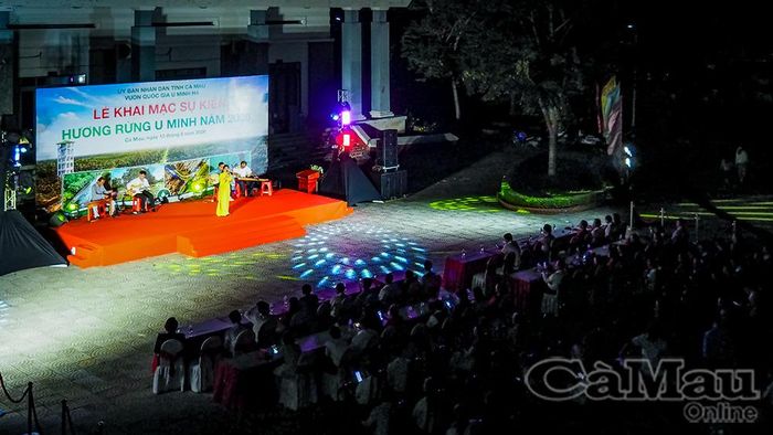 Không gian đêm giao lưu đậm đà bản sắc văn hoá Nam Bộ giữa Vườn Quốc gia U Minh Hạ.