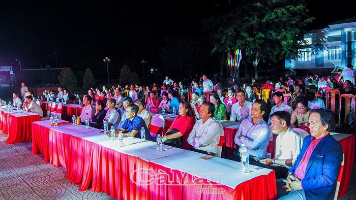  Đông đảo đại biểu, người dân đến tham dự, thưởng thức chương trình giao lưu đờn ca tài tử.