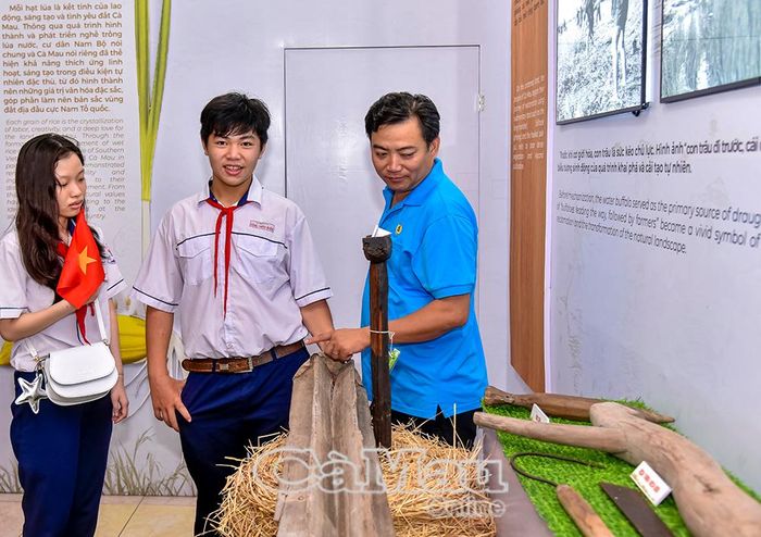 Những nông cụ thô sơ được trưng bày tại Bảo tàng Lúa nước giúp các em học sinh hiểu hơn về nền sản xuất nông nghiệp truyền thống của Cà Mau.