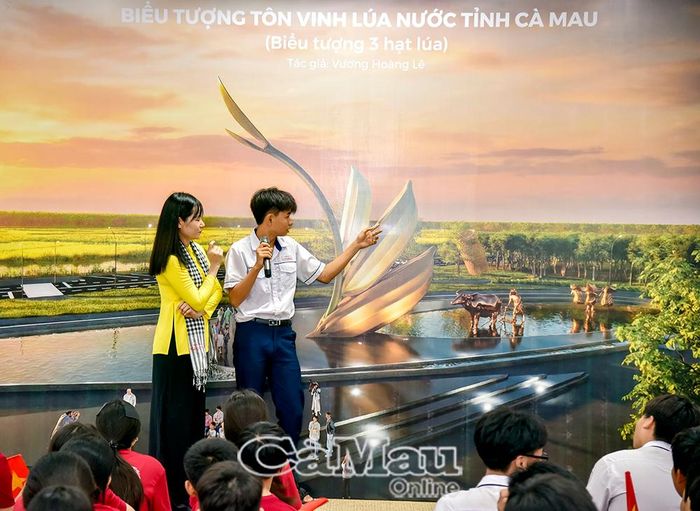  Tại Bảo tàng Lúa nước Cà Mau, các em được tìm hiểu và trả lời câu hỏi về biểu tượng “3 hạt lúa” nhằm tôn vinh đóng góp của người nông dân và giá trị của hạt lúa.