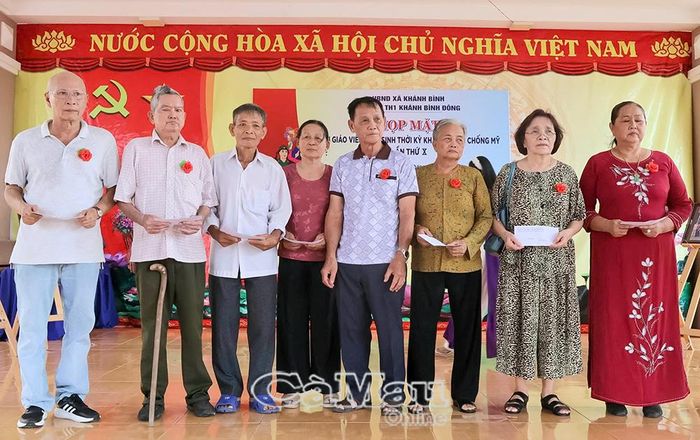 Đại diện Ban liên lạc trao quà tri ân các gia đình liệt sĩ.