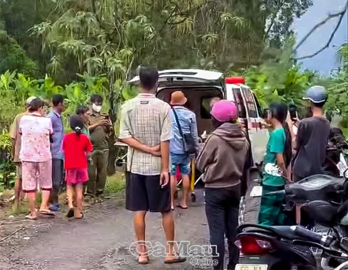 Nạn nhân được người nhà đưa về lo hậu sự.