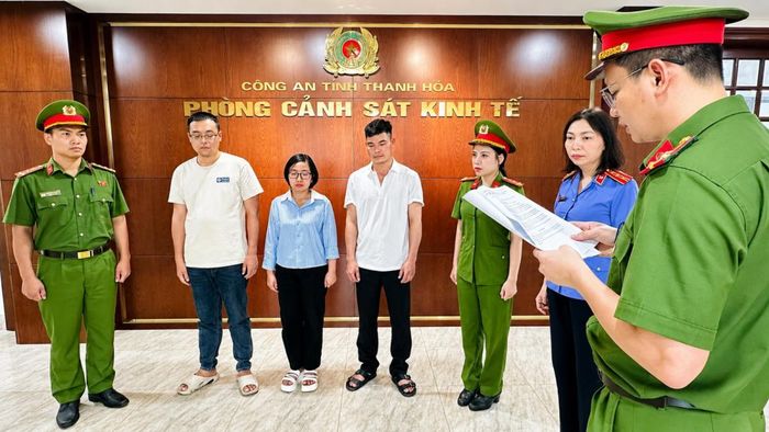 Các đối tượng Hoàng Khởi Lôi, Lê Văn Quốc và Hà Thị Thục Huyền nghe đọc lệnh khởi tố của cơ quan chức năng.