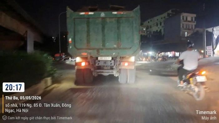  Buổi tối xuất hiện nhiều xe tải chở dất có dấu hiệu chở quá tải, chất đất cao vượt thành thùng nhưng che chắn hết sức sơ sài di chuyển trên đường Tân Xuân ( Đông Ngạc – Hà Nội). Ảnh PV. 
