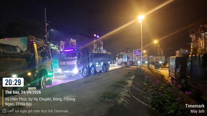  Trời tối xuất hiện từng đoàn xe tải chở đất ra vào Bến Chèm gây ùn tắc cục bộ cả một tuyến đường. Sự việc gây ô nhiễm do bụi và tiếng ồn làm ảnh hưởng nghiêm trọng tới người dân trên địa bàn. Ảnh PV. 