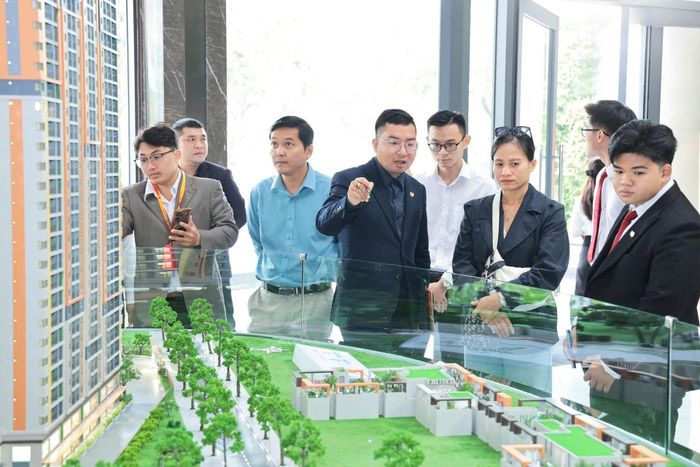 Không còn những văn phòng môi giới sang trọng, bất động sản hiện đang được đưa thẳng lên mạng xã hội với những “phiên chợ đất online”. (Ảnh minh họa)