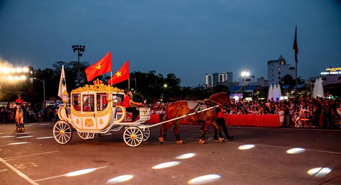 Đặc biệt lần đầu tiên xuất hiện khối tuấn mã diễu hành trên đường phố Hải Phòng, mang đến điểm nhấn mới lạ, thu hút sự thích thú của đông đảo người dân và du khách, cùng hòa mình vào không khí lễ hội đường phố năm nay.