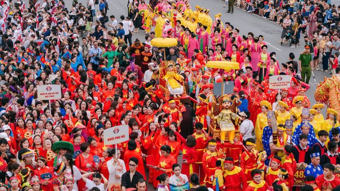 Liên hoan quy tụ hơn 3.000 nghệ sĩ, diễn viên, nghệ nhân và quần chúng Nhân dân tham gia diễu hành, với 21 đoàn khối, cùng hàng loạt các hoạt động hấp dẫn diễn ra trên dải vườn hoa trung tâm TP Hải Phòng, tạo nên một không gian lễ hội rực rỡ sắc màu và giàu cảm xúc. 