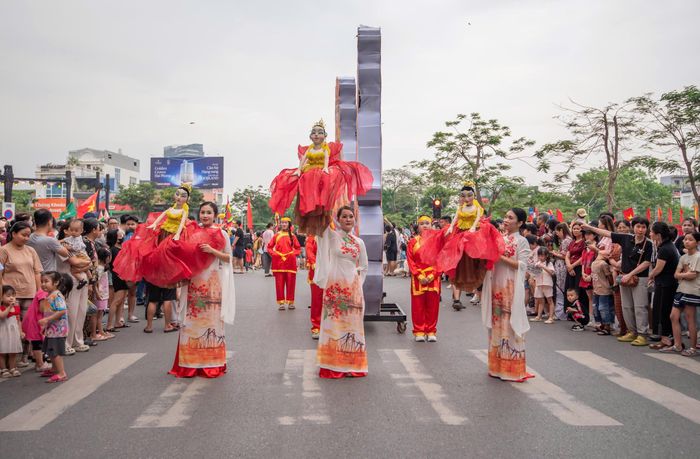 Liên hoan diễn ra từ 8/5 - 12/5/2026, tại Sân khấu Quảng trường nhà hát thành phố; Sân trung tâm Điện ảnh và Triển lãm thành phố và Nhà hát Sông Cấm với với chuỗi chương trình biểu diễn phong phú, đa dạng và đặc sắc. Đây cũng là cơ hội để Hải Phòng quảng bá hình ảnh một thành phố năng động, giàu truyền thống văn hóa và thân thiện đến với bạn bè trong nước và quốc tế.