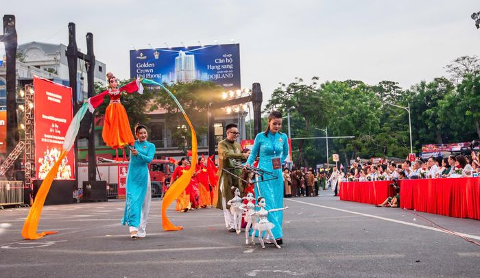Trong suốt những ngày diễn ra Liên hoan múa rối Hải Phòng, khán giả sẽ được đắm mình trong không gian nghệ thuật đầy màu sắc, nơi các loại hình múa rối truyền thống và đương đại cùng tỏa sáng, nơi mỗi buổi diễn là một hành trình khám phá văn hóa, một sự gắn kết giữa nghệ thuật và công chúng.