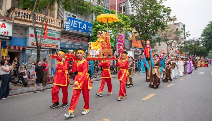 Rất nhiều các nghệ sĩ, diễn viên, nghệ nhân, người hâm mộ trong Thành phố, các tỉnh, thành bạn và các quốc gia, vùng lãnh thổ trên thế giới đã hội tụ về với TP Hải Phòng và cùng nhau tỏa sáng những giá trị nghệ thuật truyền thống trong những ngày hướng tới chào mừng kỷ niệm 71 năm giải phóng Hải Phòng và Lễ hội Hoa phượng đỏ - Hải Phòng 2026 và đang tham dự chương trình diễu hành ngày hôm nay.