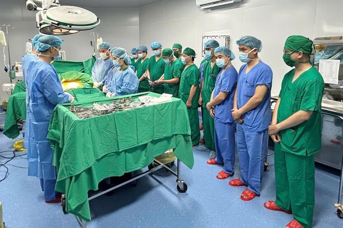 Nhân viên y tế cúi đầu tri ân người hiến tạng. (Ảnh: BVCC)