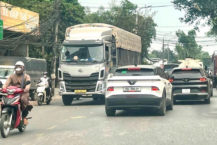 Đường 70 đoạn qua đường Cầu Bươu luôn chật chội, chen chúc.
