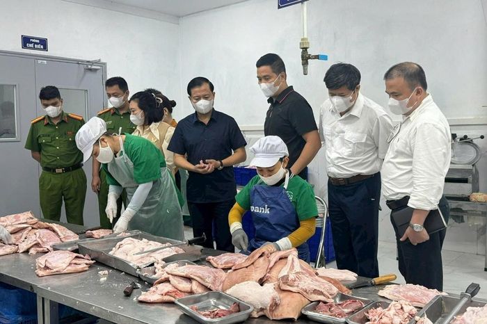 Các thành viên Đoàn kiểm tra liên ngành công tác an toàn thực phẩm số 01 của thành phố Hà Nội kiểm tra đột xuất tại khu vực chế biến của Công ty TNHH Xuất nhập khẩu và thương mại Green Exim. Ảnh: Mai Hoa