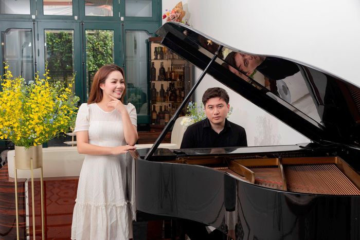 Ca sĩ Nguyễn Ngọc Anh và nhà sản xuất Tô Minh Đức giới thiệu MV "Chuyện của mẹ". Ảnh: NVCC