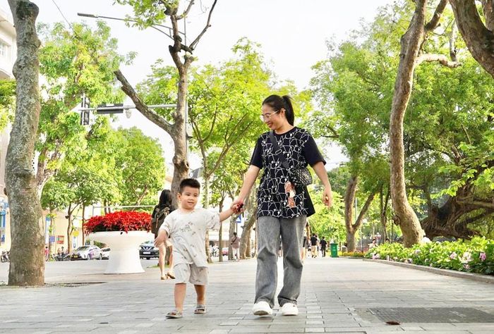Người dân thảnh thơi đi dạo tại Không gian đi bộ khu vực hồ Hoàn Kiếm và phụ cận. Ảnh: Dư Quỳnh Anh