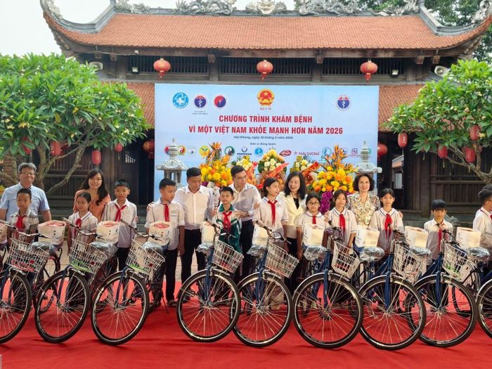 Trao quà tại chương trình. Ảnh: BYT