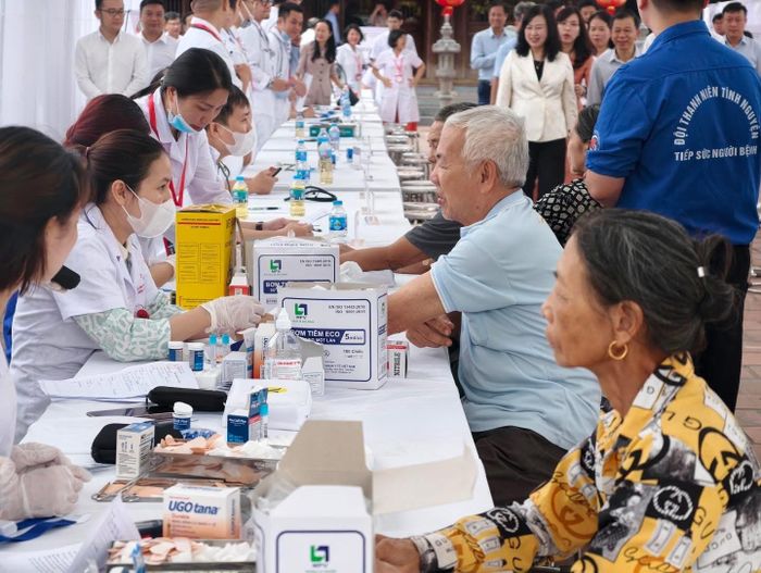 Khám sức khỏe tại chương trình. Ảnh: BYT