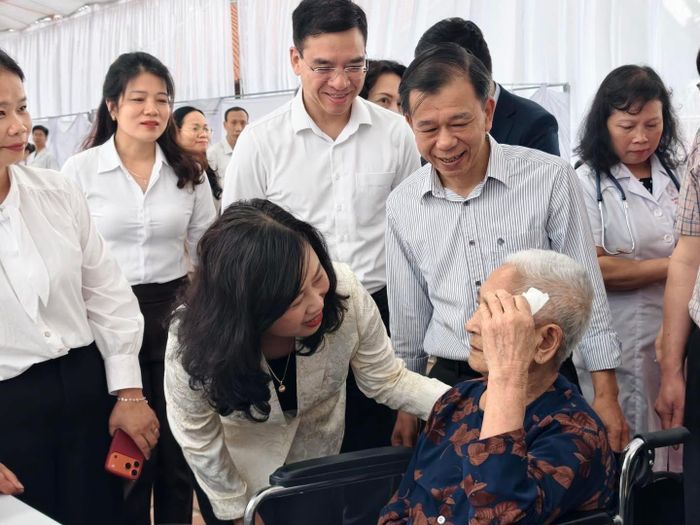 Bộ trưởng Bộ Y tế Đào Hồng Lan thăm hỏi người dân. Ảnh: BYT