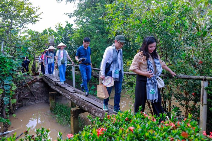 Hoạt động liên kết hợp tác du lịch giữa Hà Nội và các tỉnh đồng bằng sông Cửu Long. Ảnh: Việt Cường