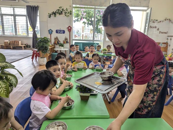 Bữa chiều cho các bé trường Mầm non An Khánh B được chuẩn bị chu đáo, sạch sẽ, đảm bảo dinh dưỡng và vệ sinh. Ảnh: Hồng Quý