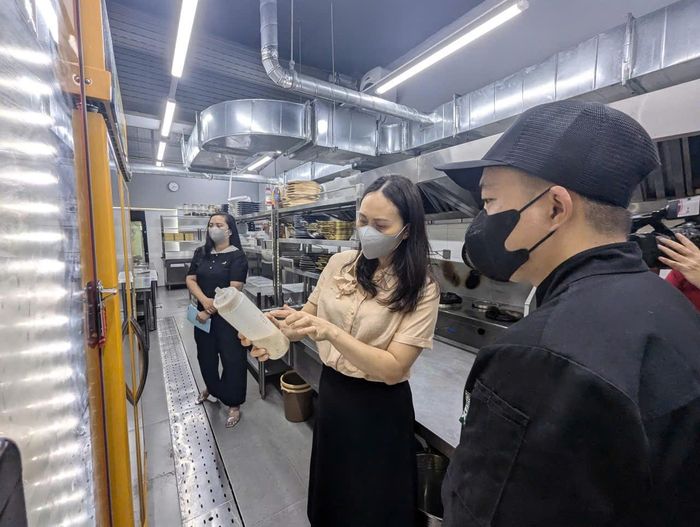 Đoàn kiểm tra xã An Khánh kiểm tra khu vực lưu trữ thực phẩm tại cơ sở Bò tơ Hùng râu. Ảnh: Hồng Quý